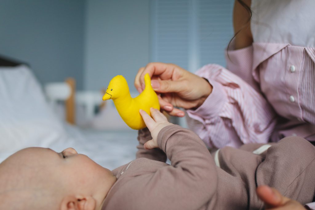 ביגוד ראשוני לתינוק: מה צריך להכין להגעתו של התינוק החדש