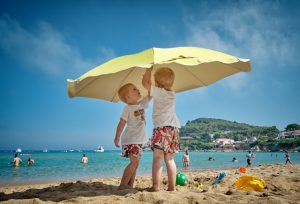 מתכוננים לחופשה המשפחתית הראשונה: טיפים חשובים להורים