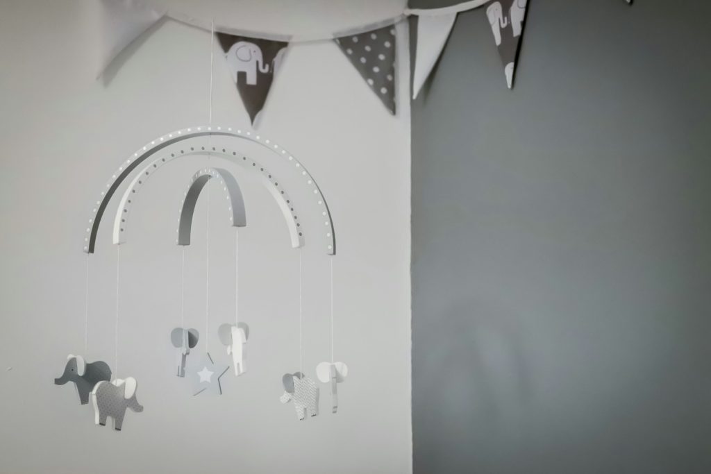 מעבר לפריט עיצובי: הקשר בין מובייל, התפתחות הראייה ושנת התינוק