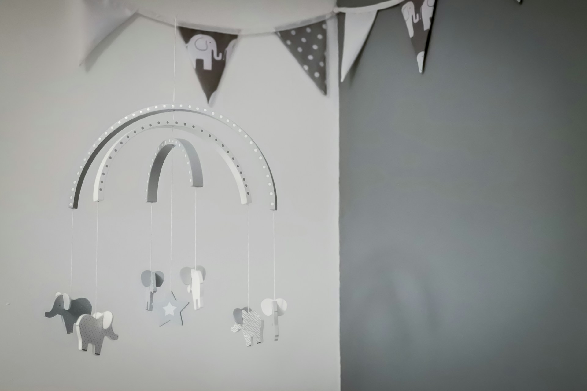 מעבר לפריט עיצובי: הקשר בין מובייל, התפתחות הראייה ושנת התינוק